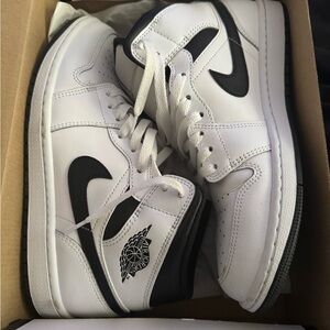 Men’s like new Jordan 1’s.